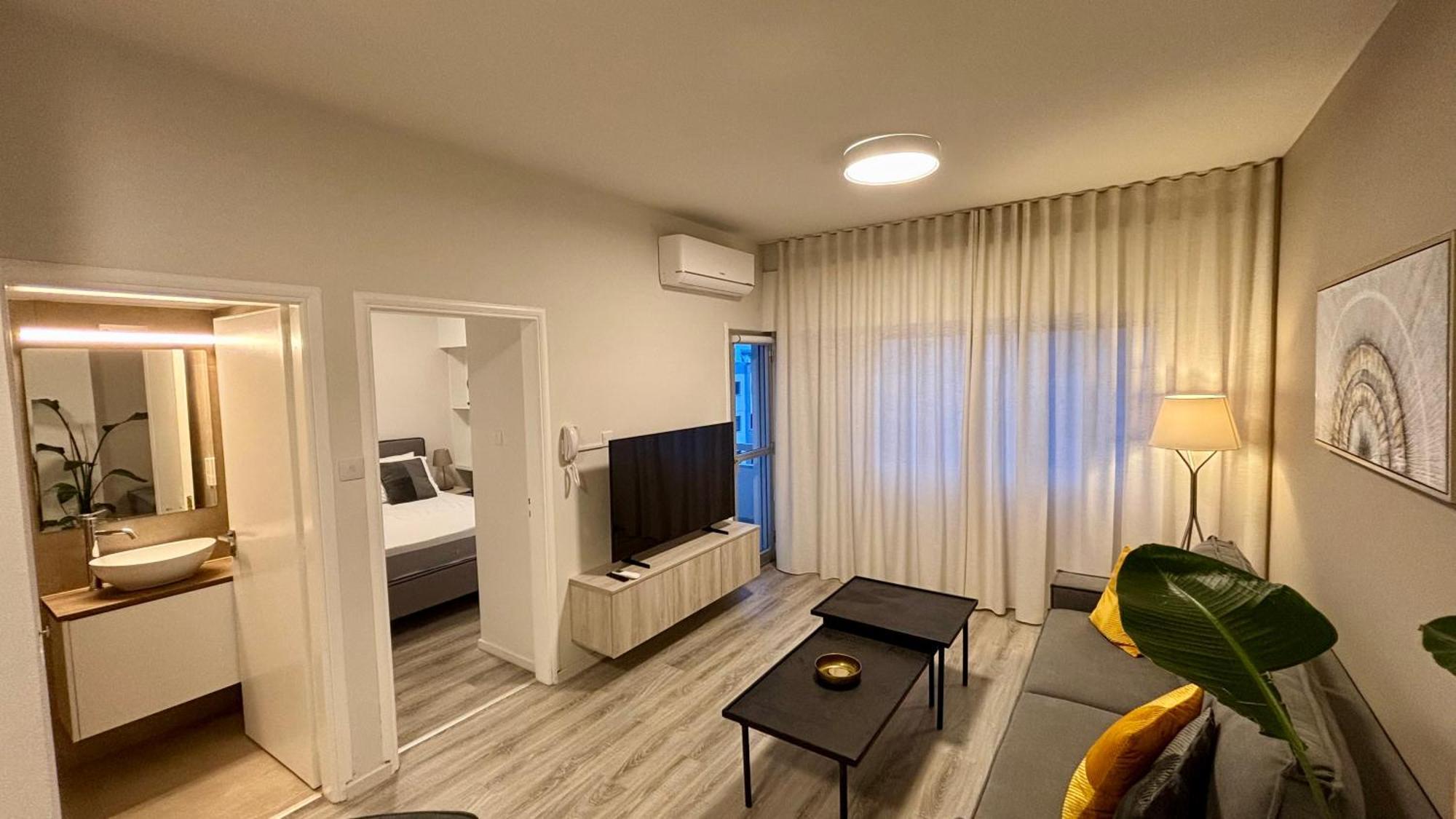 Seabreeze City Center Flats By Trulycyprus ลิมาซอล ภายนอก รูปภาพ